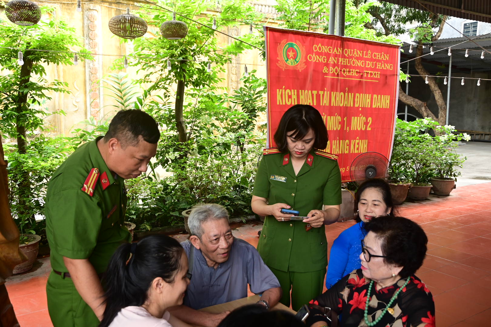 Công an phường Dư Hàng (quận Lê Chân): Tuyên truyền, hướng dẫn kích hoạt tài khoản Định danh điện tử